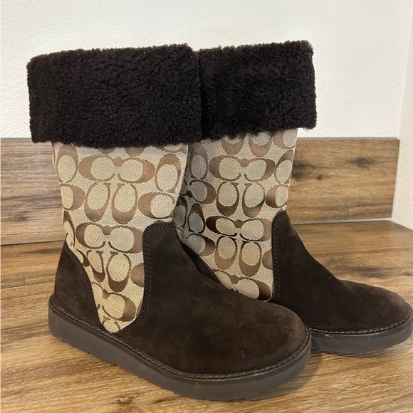 Coach signature logo suede and fleece brown boots (Kelly). Size 6 - Picture 2 of 8